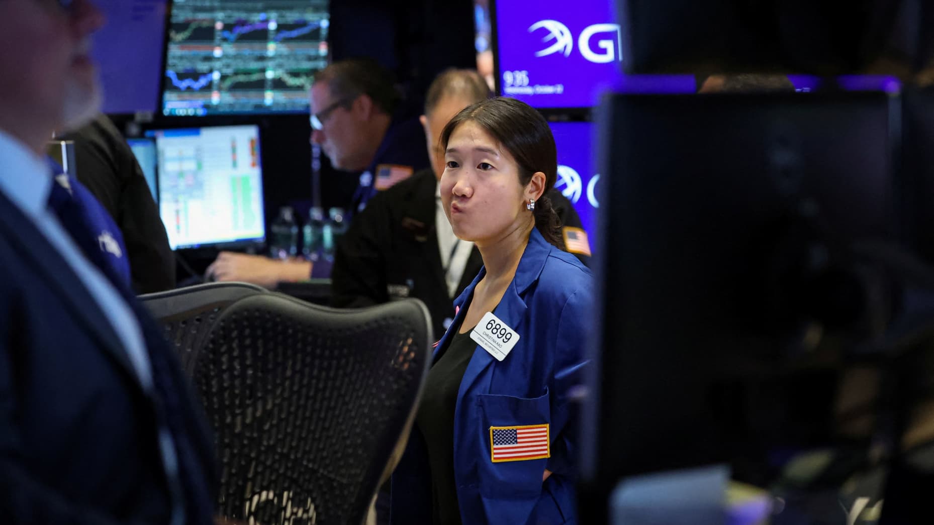 Traders work on the floor at the New York Stock Exchange (NYSE) in New York City, U.S., October 22, 2025. REUTERS/Brendan McDermid