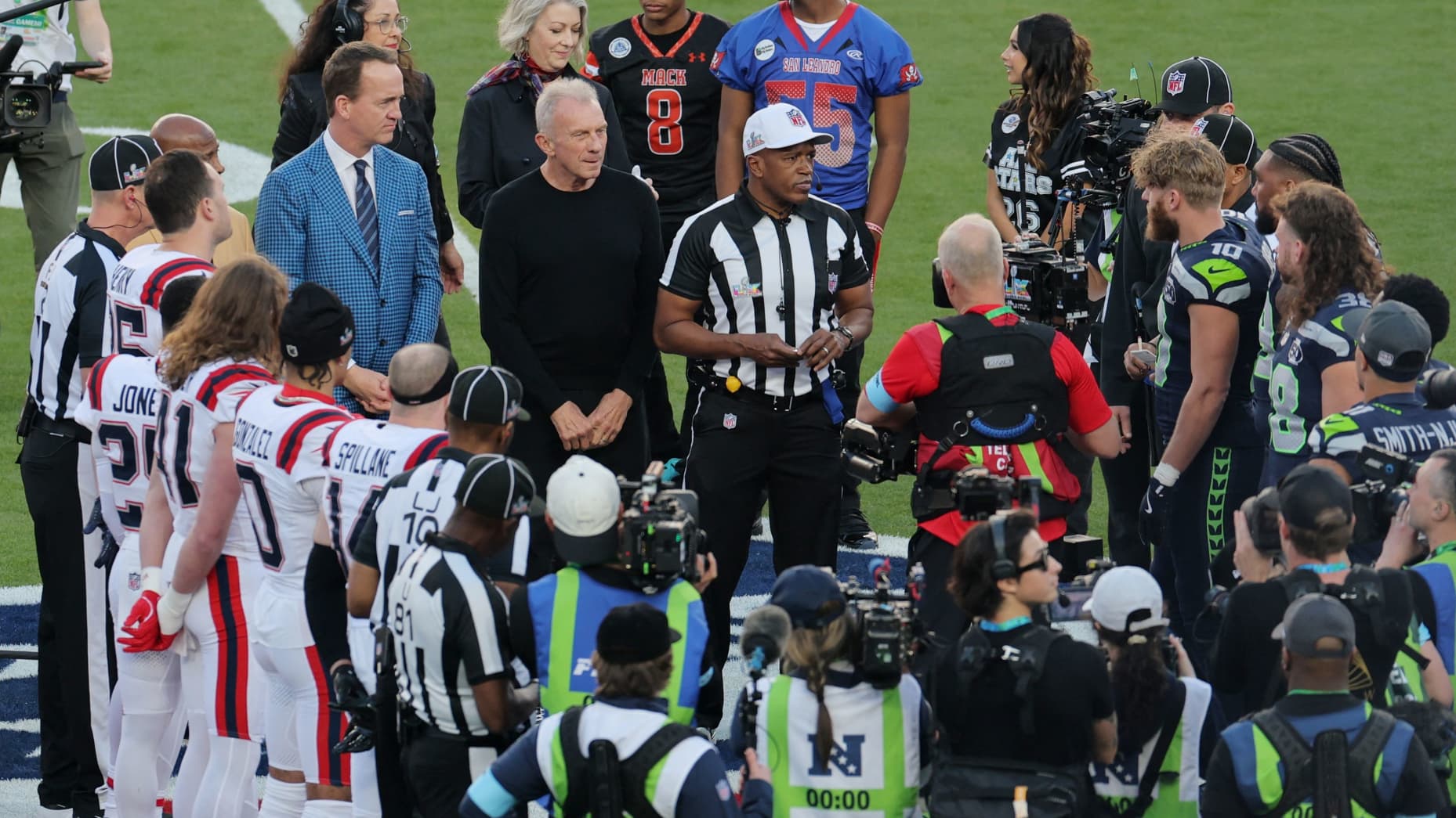 Football - NFL - Super Bowl LX - New England Patriots v Seattle Seahawks - Levi's Stadium, Santa Clara, California, United States - February 8, 2026 Referee Shawn Smith talks to players before the game REUTERS/Carlos Barria